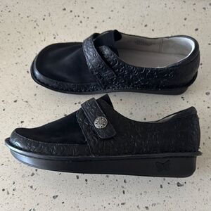 ALEGRIA Brenna Night Blooms Black Leather Floral Embossed Casual Shoes Size EU41